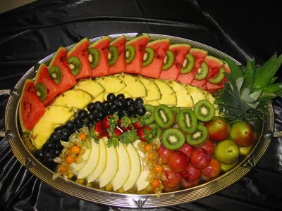 Изображение нарезки фруктов на праздничный стол: фотография высокого качества