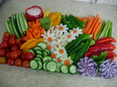Идеальная нарезка овощей на столе для праздника: фото