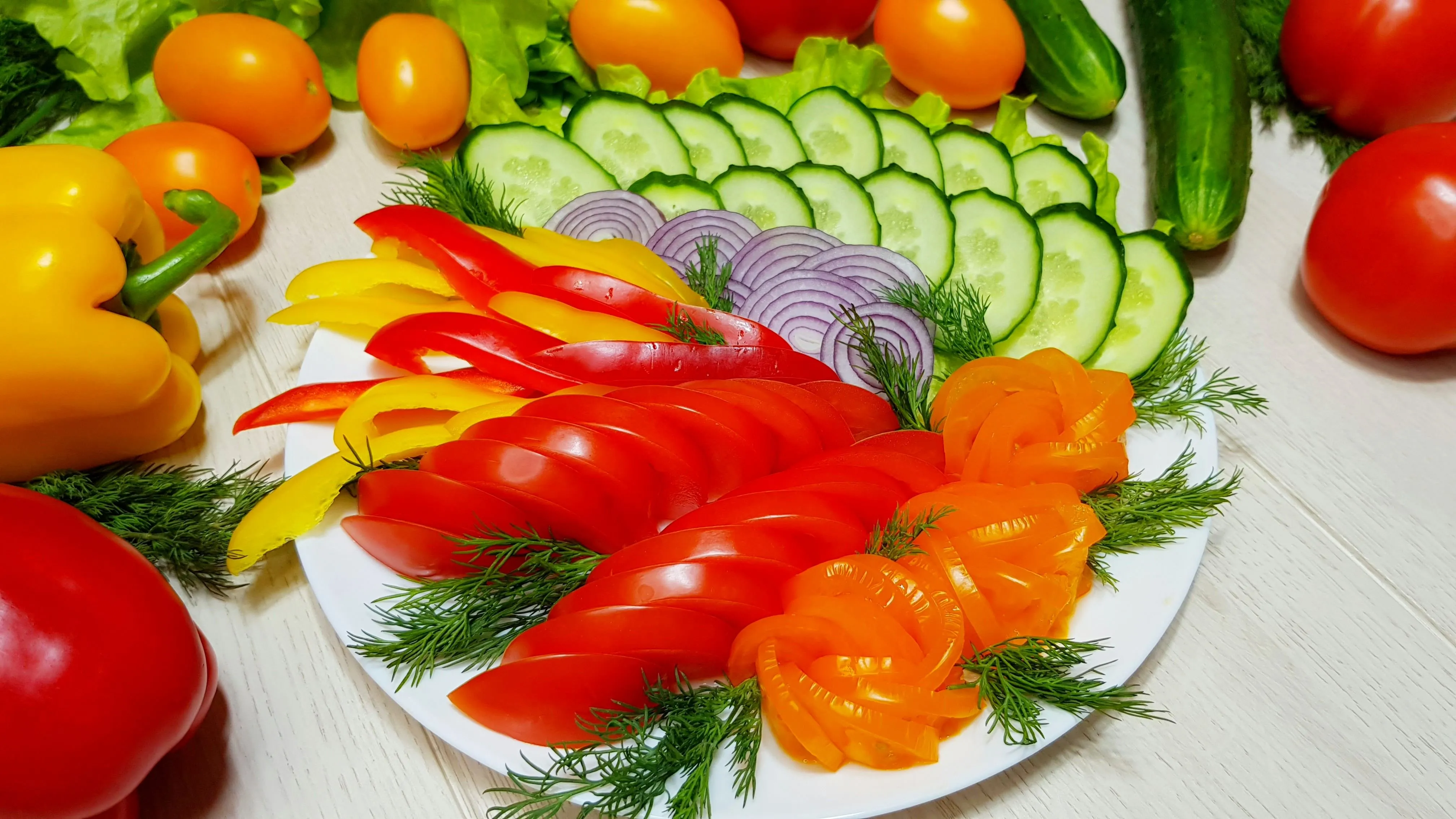 Фруктовые и овощные нарезки на праздничный стол