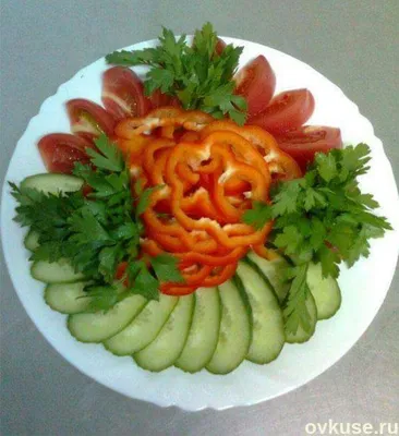 Нарезка овощей на праздничном ужине: фотография