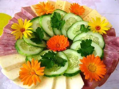 Идеальная нарезка овощей на столе для праздника: фото