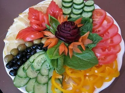 Разнообразие овощей на праздничном столе: фото
