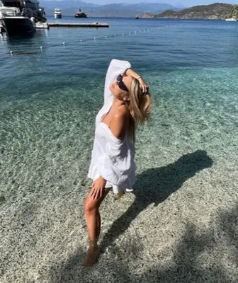 Наталья Рудова отдыхает на пляже