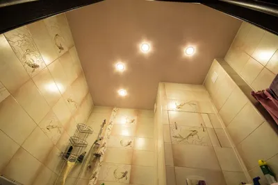 Эстетика натяжных потолков в ванной: фотографии