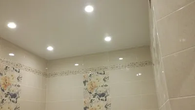 Натяжные потолки в ванной фотографии