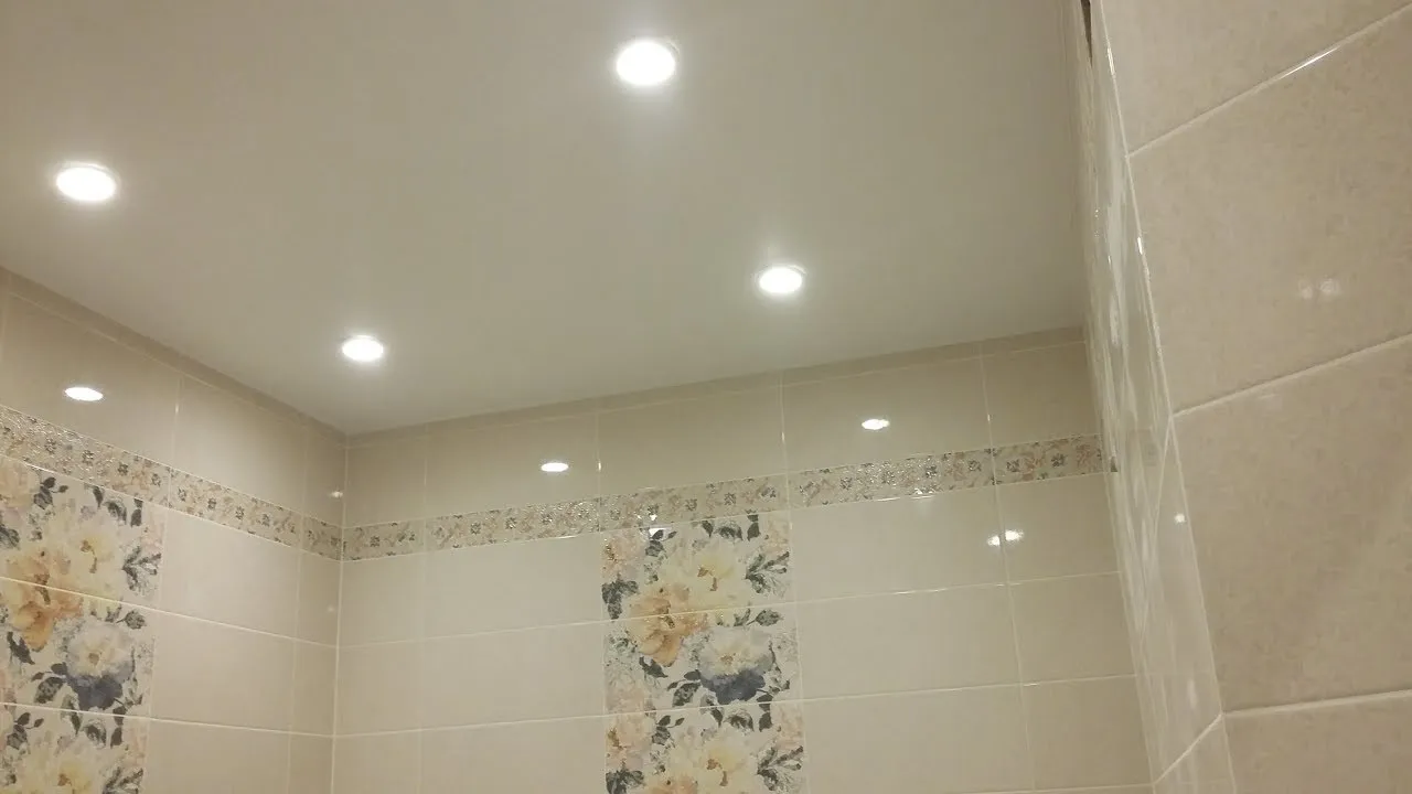 Натяжной потолок в ванной комнате (+65 фото)