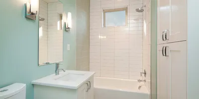 Как использовать зеркала для визуального расширения пространства в небольшой ванной комнате