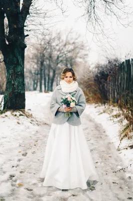 Фото невесты под снежными хлопьями: Выберите формат - JPG, PNG, WebP