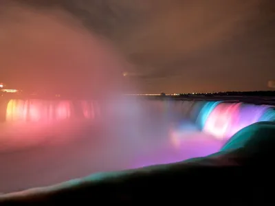 Великолепие Ниагарского водопада в ночное время суток