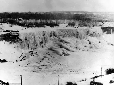 Уникальное явление: фото замерзшего Ниагарского водопада в 1911 году