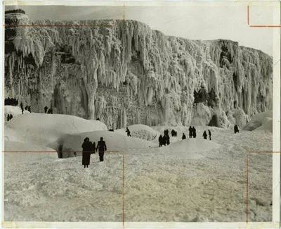 Фотография зимнего чуда: замерзший Ниагарский водопад 1911 года