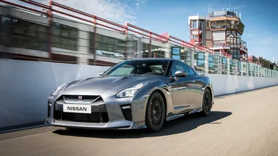 Фото Nissan GT-R 2023 на фоне природы