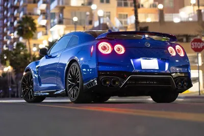 Фотографии Nissan GT-R 2023 на переднем плане