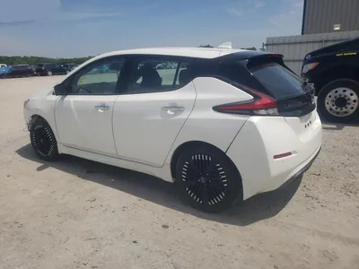 Фотографии Nissan Leaf 2023 на белом фоне