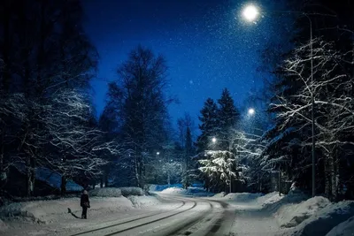 Зимний вихрь красок: Удивительные изображения ночного зимнего неба