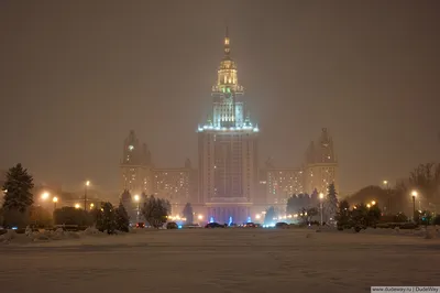 Ночные Огоньки и Снежные Узоры: Зимние Виды Москвы