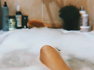 Ноги девушек в ванной: изображения в формате 4K