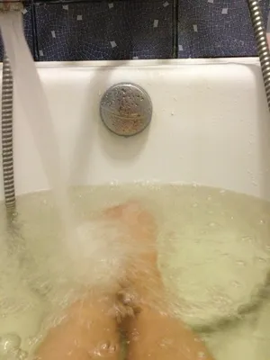 Ноги девушек в ванной: советы по уходу за ногами