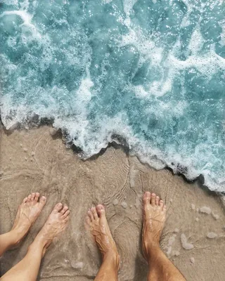 Фото ног на пляже в формате JPG, PNG, WebP