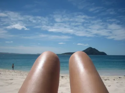 Отдых на пляже: красивые фотографии ног