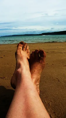 Пляжные впечатления: фотографии ног на песке