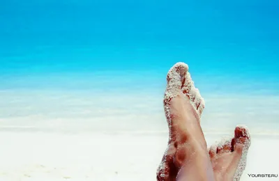 Природа и отдых: фотографии ног на пляже