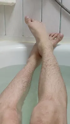 Фотосессия: ноги в ванной и уход за ними