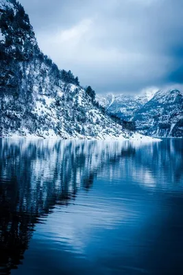 Зимнее великолепие: Норвежские фьорды в изысканном изображении