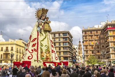 Феерия Нового года в Испании: Очарование уличных праздников