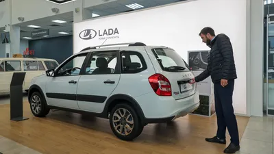 Страница с множеством фото новых машин Lada в разных форматах