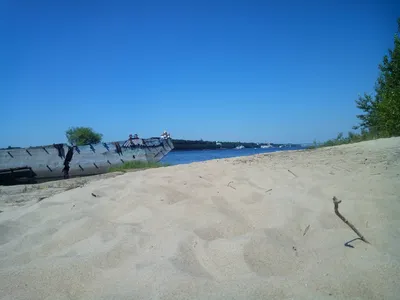 Фото пляжа с волнами и песком