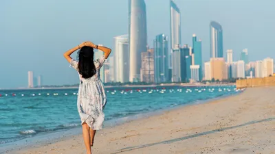 Изображения пляжей ОАЭ с панорамными видами