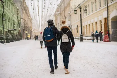 Обычные девушки в зимних сценах