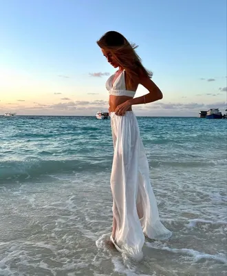 Фото пляжной одежды на белом песке