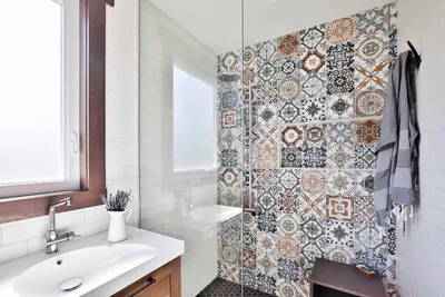 Дизайнерские ванные комнаты: фотографии с однотонной плиткой