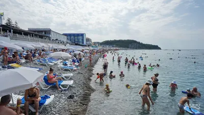 Фото пляжа Ольгинка с водными видами спорта