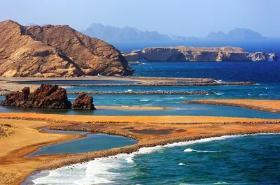 Фото пляжей Омана с разными оттенками морской воды