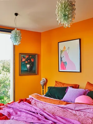 Full HD изображения оранжевых подушек на кровати