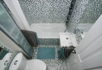 Фото отделки маленькой ванной комнаты плиткой с использованием плитки разных оттенков