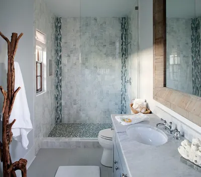 Фото ванной комнаты с кафельной отделкой и функциональными решениями