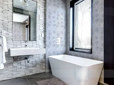 Фото ванной комнаты с кафельной отделкой и стильными аксессуарами