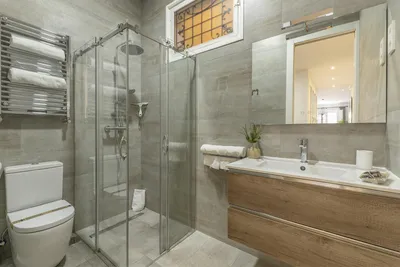 Фотографии с разными вариантами мебели для ванной комнаты с душевой кабиной