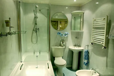 Фото отделки ванной пластиковыми панелями разных размеров