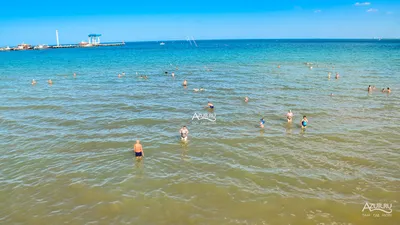 Фото пляжей в Анапе с различными видами водных видов спорта