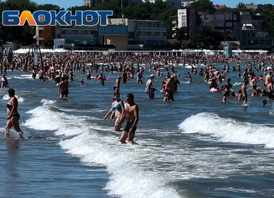 Свежий морской ветер в волосах отдыхающих: фото с берега