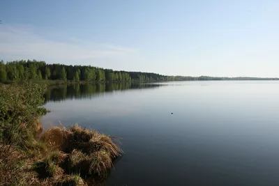 Фото на андроид озера Белое с отражением неба в воде