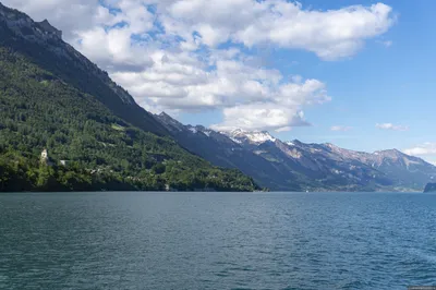 Рисунок Озера Бриенц в Швейцарии: искусство природы