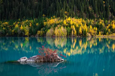 Прекрасные виды озера Иссык в HD: свободно загружайте фотографии