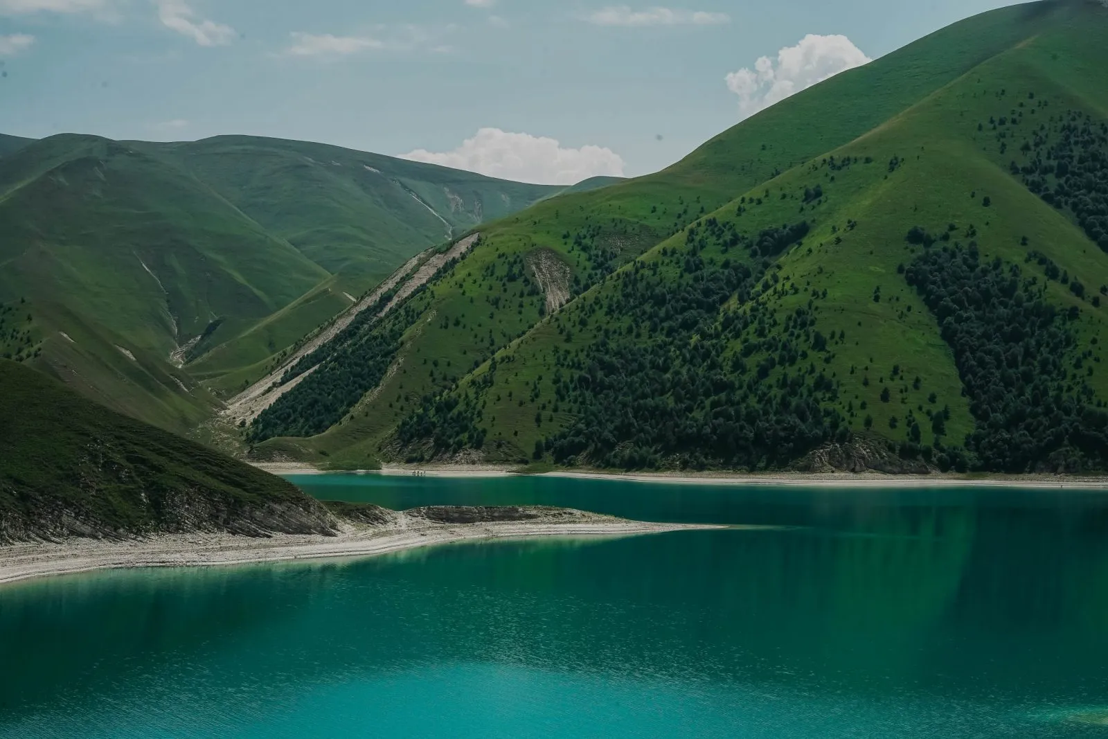 Озера чеченской республики. Озеро в Грозном Кезеной ам. Озеро Кезеной-ам в Дагестане. Кезеной ам Грозный. Кавказский заповедник озеро Кезеной ам.