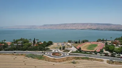 Водное зеркало: отражение гор на поверхности Озера Кинерет